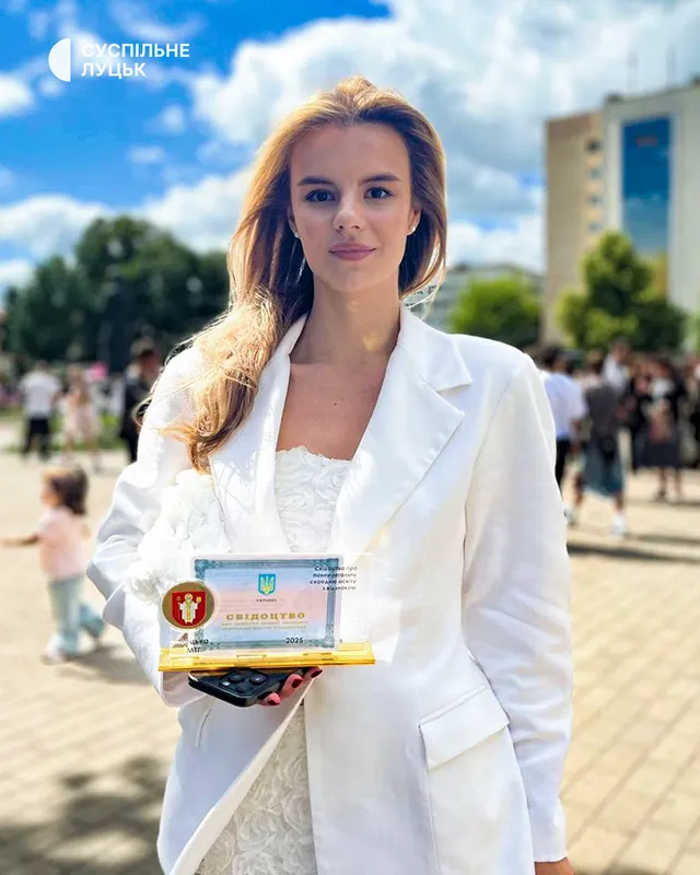 Вперше без медалей: у Луцьку привітали випускників-відмінників (фото)