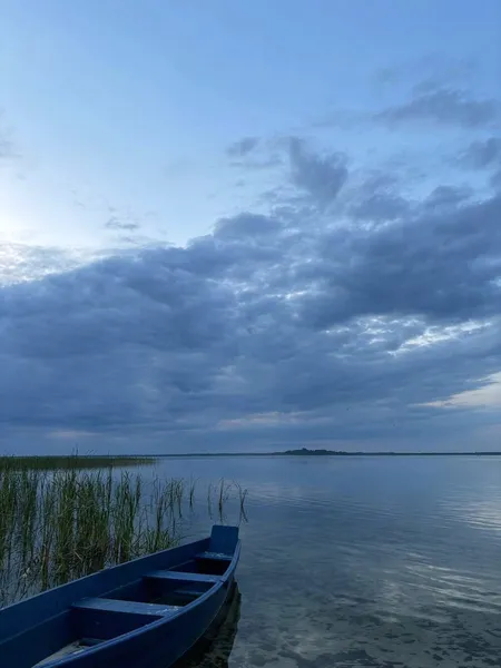 Дивовижно і привабливо: показали атмосферні світлини із захмареного Світязя (фото)