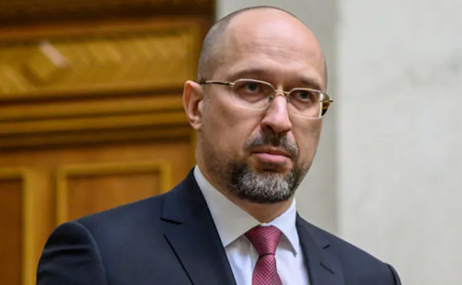Кабмін пообіцяв з вересня підняти зарплати лікарям до 75%