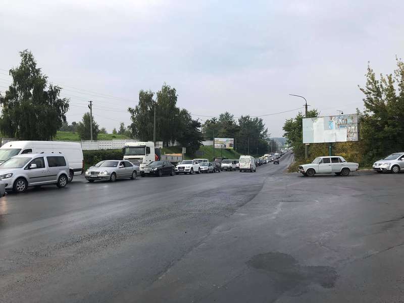 У Луцьку на Дубнівській через вантажівку з буряками утворився довжелезний затор (фото, відео)