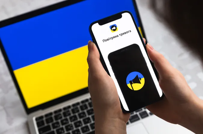 Чи можна батькам забирати дітей зі школи під час повітряної тривоги