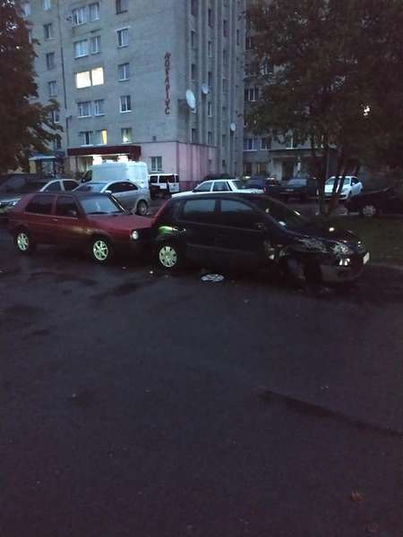 Ранкова ДТП у Луцьку: нетверезий водій зніс електроопору та зруйнував зупинку