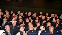 У Луцьку повна зала пенсіонерів зібралася на кіноперегляд (фото)