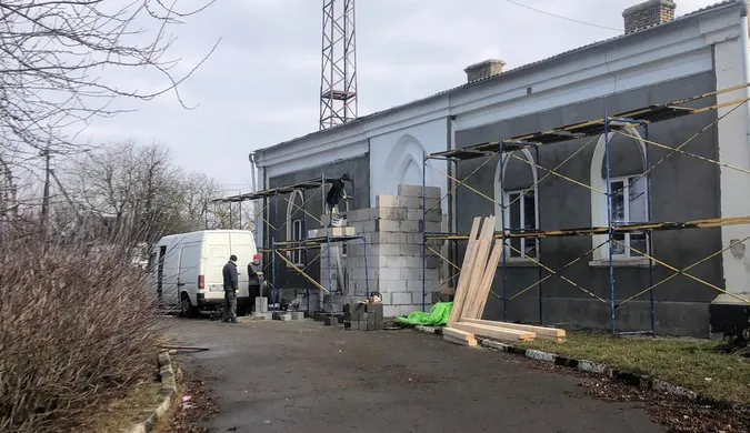 На Волині сім'я обклеїла пінопластом пам'ятку архітектури (фото)