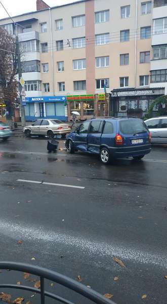 У Луцьку – аварія: рух на Перемоги ускладнений (фото)