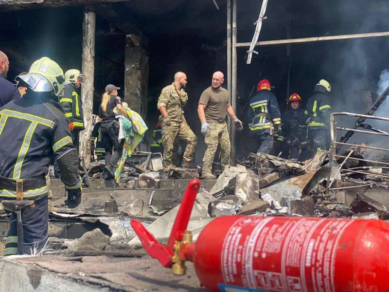 У Вінниці після ракетного удару шукають 46 людей, з якими зник зв’язок (фото)