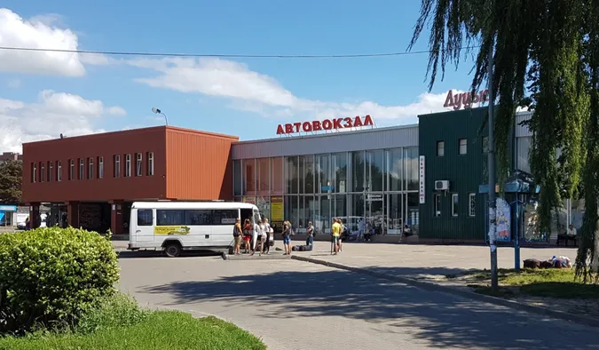 Розплідник ромів та безхатьків: у Луцьку нарікають на автостанцію