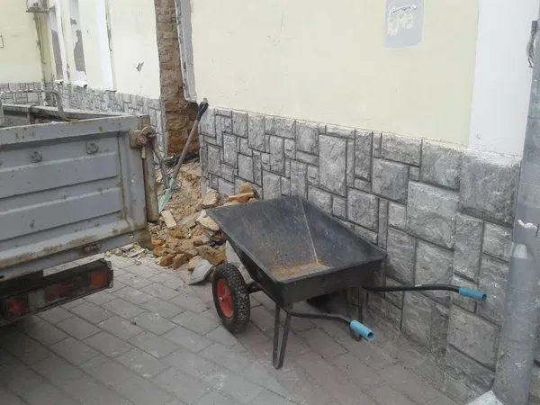 Чому виламували стіну в історичній пам'ятці у центрі Луцька (фото)