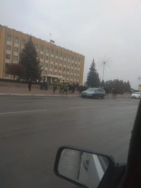 У Нововолинську міськраду «замінували» рюкзаком з брудним одягом (фото)