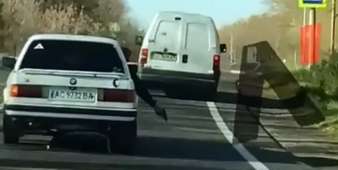 У Луцьку пасажир BMW їхав з пістолетом в руці (відео)