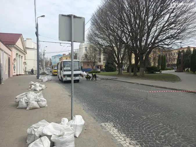 На дорозі біля Луцькради вкладають бруківку (фото)