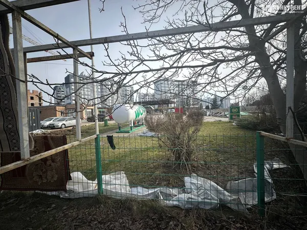 У Луцьку розбирають одну із заправок WOG: що коїться (фото)