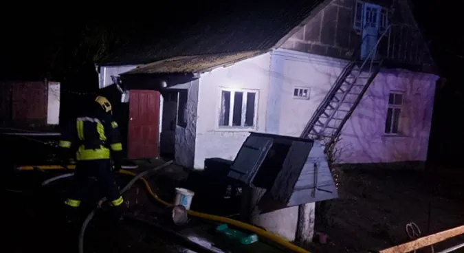 У селі під Луцьком внаслідок пожежі постраждали молодий чоловік і пенсіонерка (фото, відео)