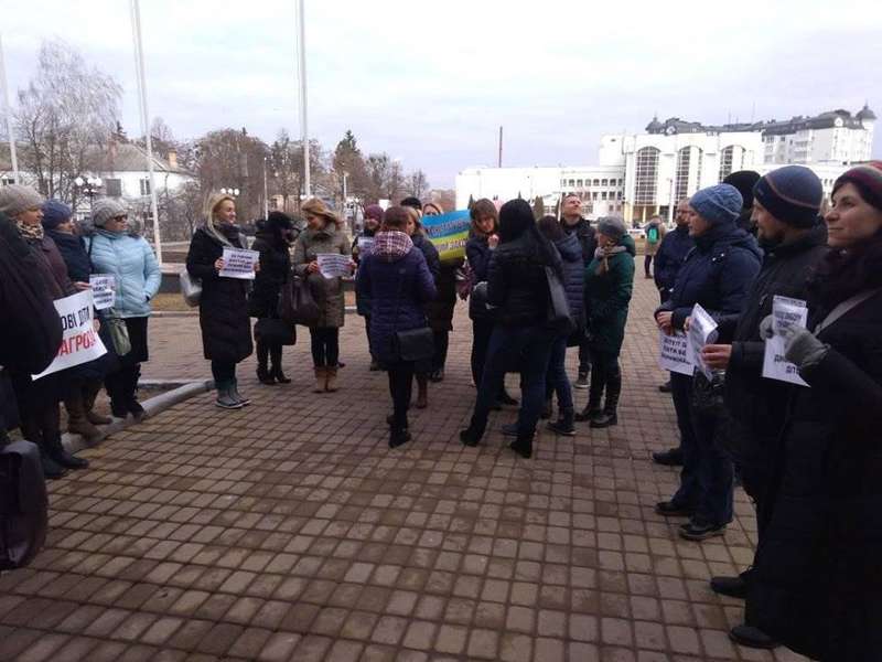 «Не проти вакцинації – проти дискримінації»: у Луцьку протестують батьки (фото, оновлюється)