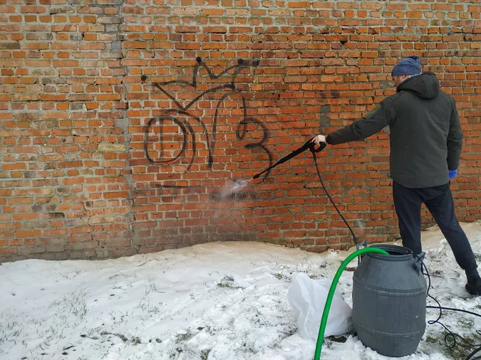 Із мурів замку Любарта позмивали вандальні написи (фото)