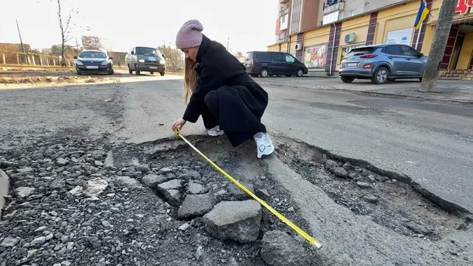 «До ср@ки ті ямки латати»: у Луцьку водії скаржаться на стан доріг (відео)