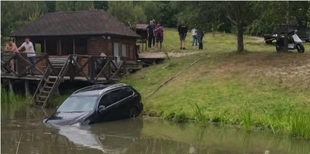 Під Луцьком під час відпочинку втопили авто (фото)