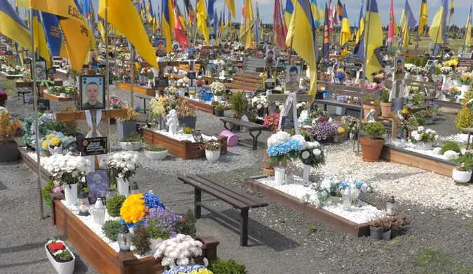 «За три роки не зроблено нічого»: що відбувається на секторі військових поховань у Гаразджі (відео)