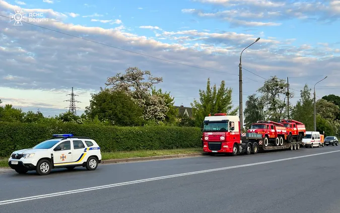 Волинські рятувальники разом з технікою поїхали на Донеччину (фото)