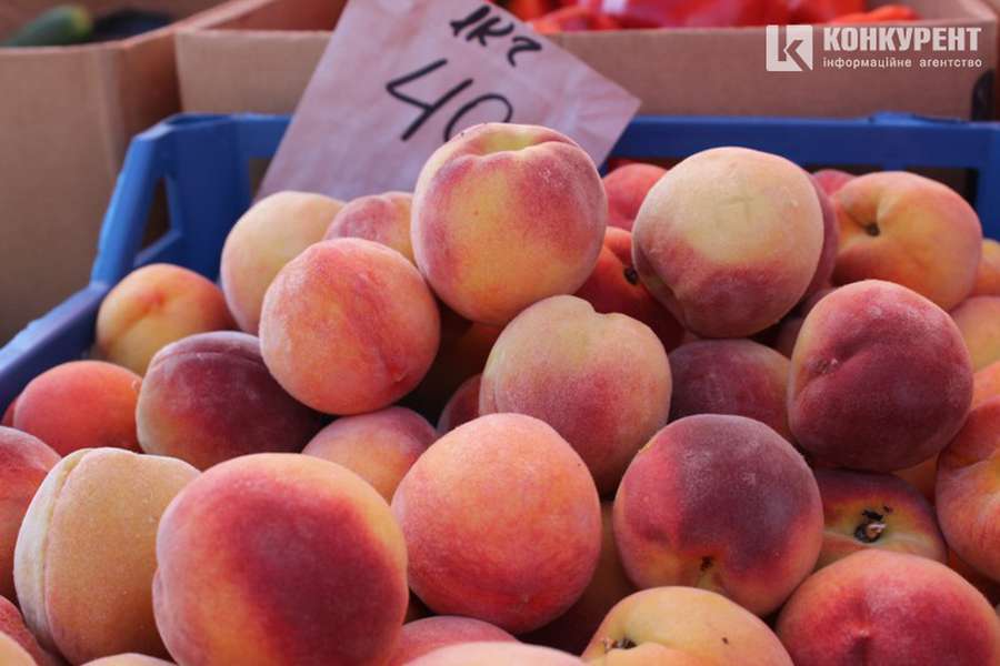 За скільки у Луцьку можна купити літні фрукти та кукурудзу (фото)