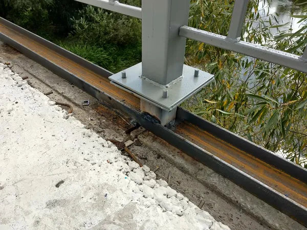 У Луцьку на Ковельському мості встановили нову огорожу (фото)