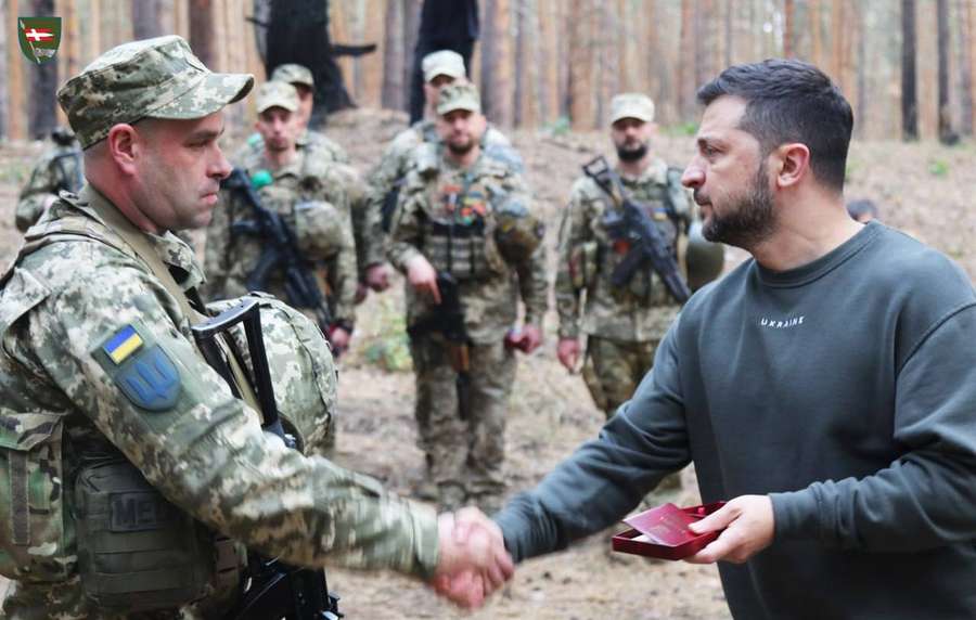 Зеленський нагородив бійців 14-ї ОМБр в зоні бойових дій (фото)