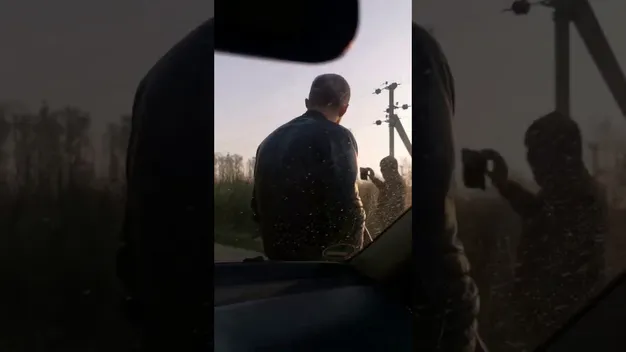 Щоб знищити докази, зловмисник у балаклаві спалив авто з краденим дубом (відео)