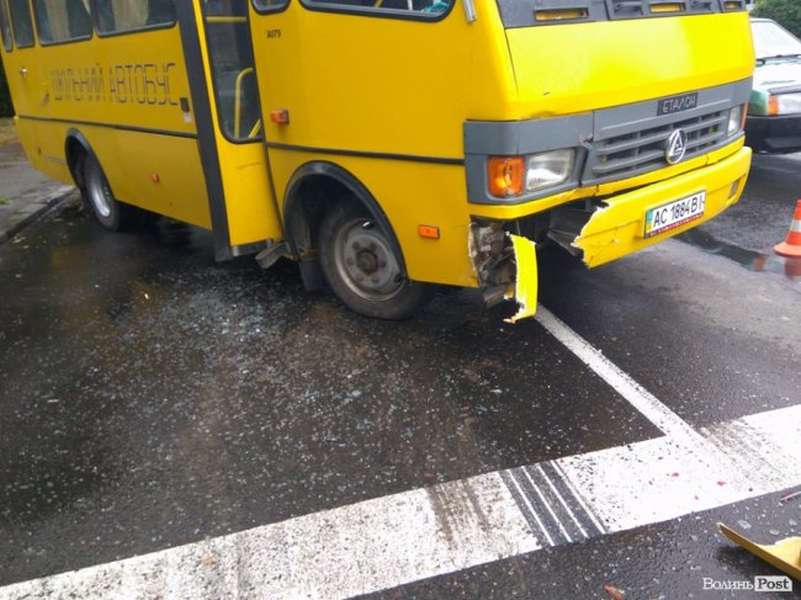 У Луцьку шкільний автобус в'їхав у легковик (фото)