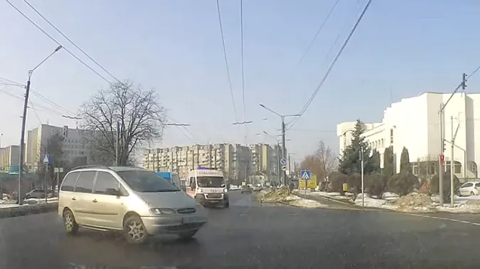 У центрі Луцька «швидка» ледь не потрапила у ДТП (відео)