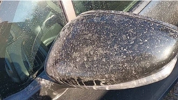 Загадковий білий пил: лучани скаржаться, що не можуть відмити автівки (фото)