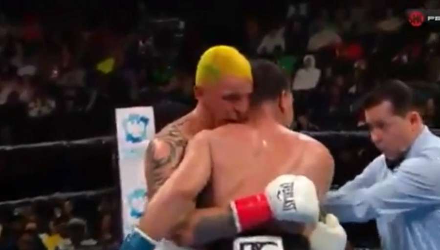 Український боксер Редкач вкусив суперника під час поєдинку (фото)