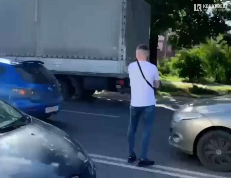 На виїзді з Луцька – аварія: рух ускладнений (відео)