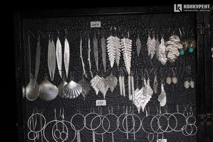 Рослини, покриті сріблом: у Луцьку продають унікальні прикраси (фото)