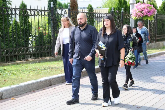 Луцьк навколішки попрощався з воїном Анатолієм Гончаревичем
