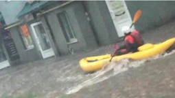 Потоп по-львівськи: на вулицях почали займатися рафтингом (відео)