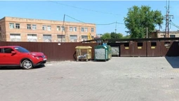 «Хаотичне паркування»: муніципали знайшли порушника у дворі новобудови у Луцьку (фото)