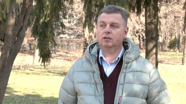 «Розкладаються сотні років»: що робити зі штучними квітами із кладовищ Луцька (фото, відео)