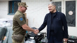 Петро Порошенко побував на Донбасі – привіз на передову обладнання та вшанував українських героїв (фото)
