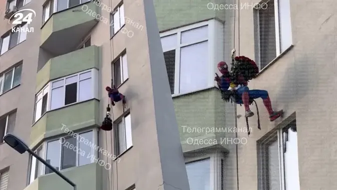 У Одесі «Людина-Павук» видерся на житловий будинок (відео)