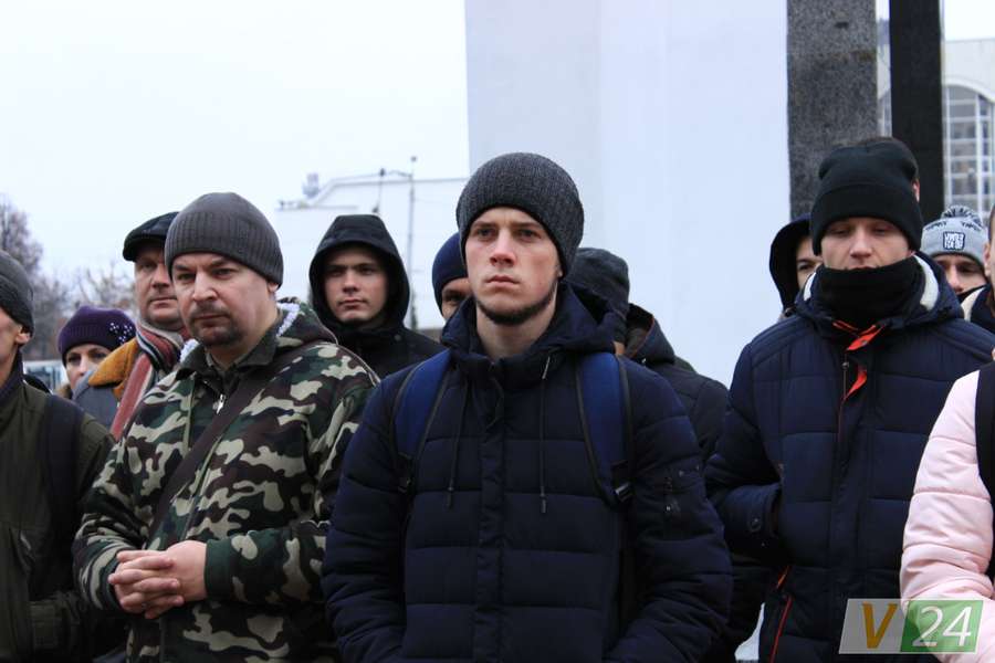 Луцьк: підняли прапор на підтримку військовополонених (фото)