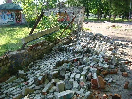 У Ковелі обвалилася стіна містечка атракціонів (фото)