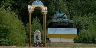 На Волині біля танка Сталіна моляться Богородиці (фото)