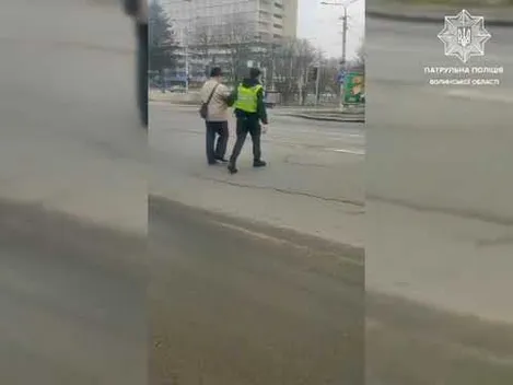 Луцькі патрульні допомогли незрячому чоловіку перейти дорогу (відео)