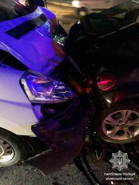 У Луцьку п'яний водій не дотримав дистанції та врізався в авто (фото)