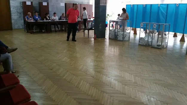 На Волині виборця через «доступність» дільниці заносили на руках (відео)