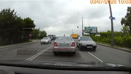 На Набережній у Луцьку авто поїхало «проти шерсті» (відео)