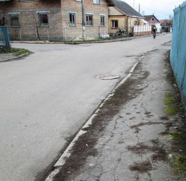 У Луцьку – проблема із люком на вулиці Ломоносова (фото)