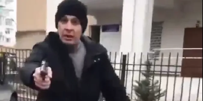 З пістолетом чинив опір працівникам ТЦК: 41-річного лучанина взяли під варту