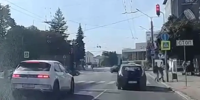 У Луцьку водії ганяють на «червоний» (відео)