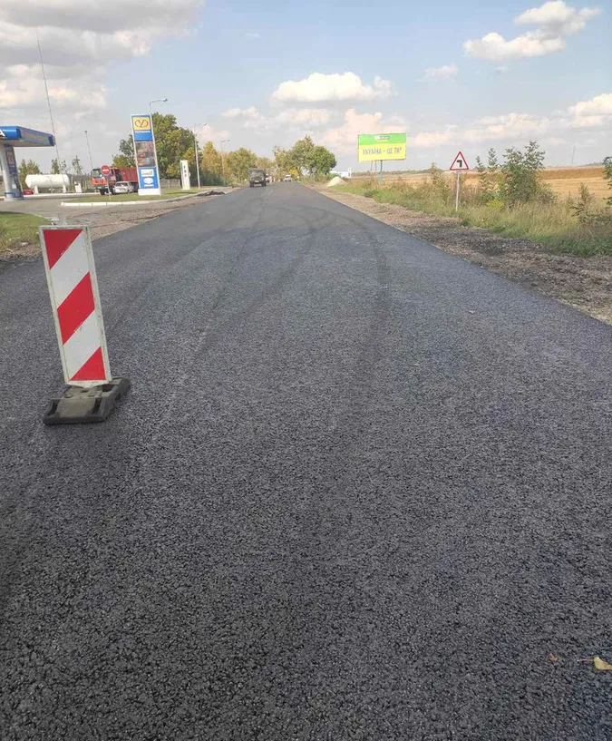 Біля Володимира водії зіпсували свіжоукладений асфальт (фото)